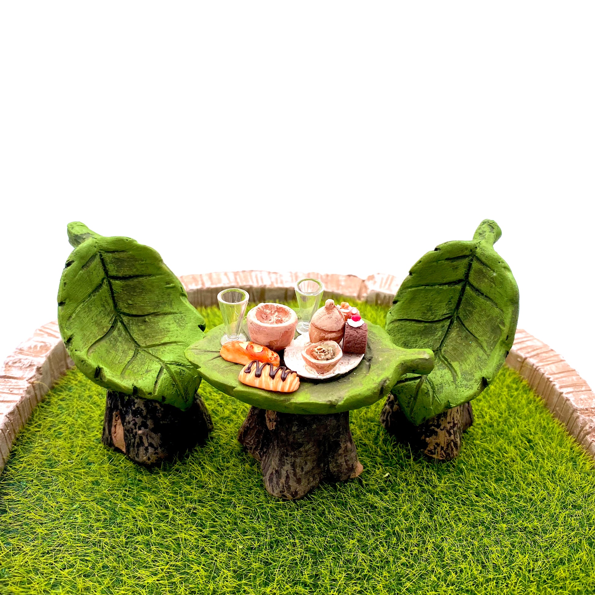 Fairy Garden Leaf Table & Chairs With Food